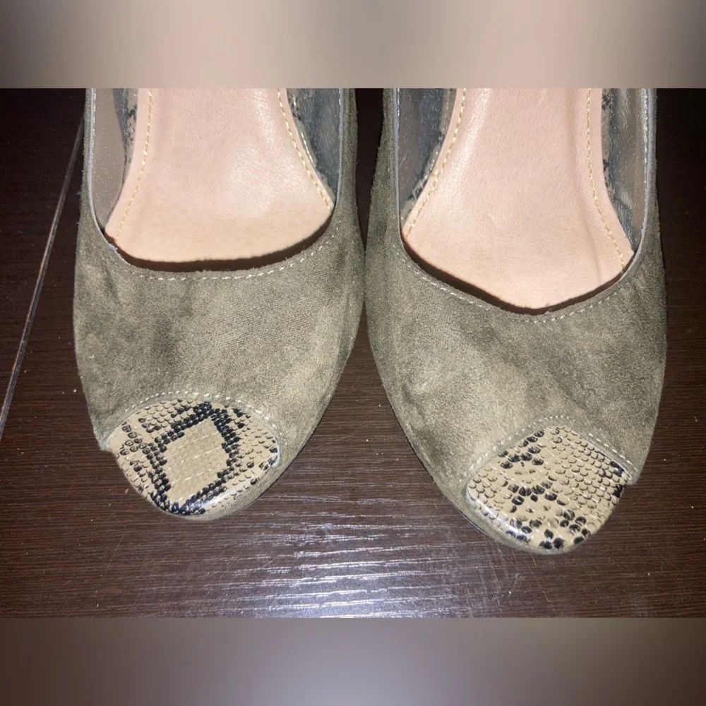 Atmosphere high heels in a hunter green color in size 8.Excellent condition.
